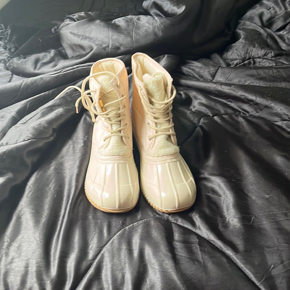 These are duck boots by the brand sugar